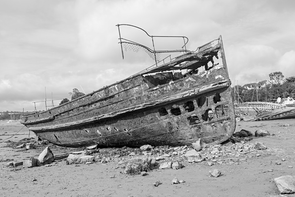 HDR Cimetiere a bateaux B&W scheepskerkhof scheepswrakken scheepswrak urbex quelmer rance bretagne frankrijk kerkhof schip schepen boot boten graffiti strand zwart wit foto